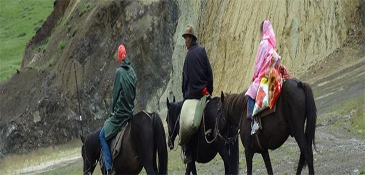 langmusi-horse-riding