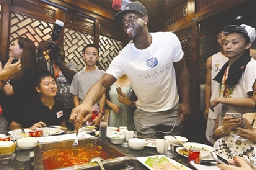 NBA star Dwyane Wade tours Chengdu