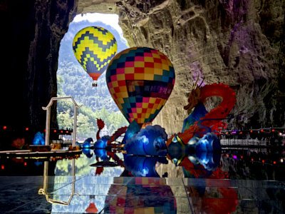 hot air ballon in tenglongdong cave of Lichuan Enshi