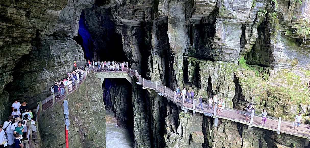 underground river in tenglongdong cave of enshi