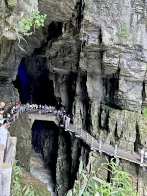 trail of tenglongdong cave in enshi