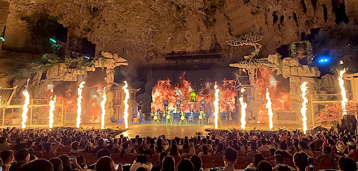 dangcing show in tenglongdong cave of enshi